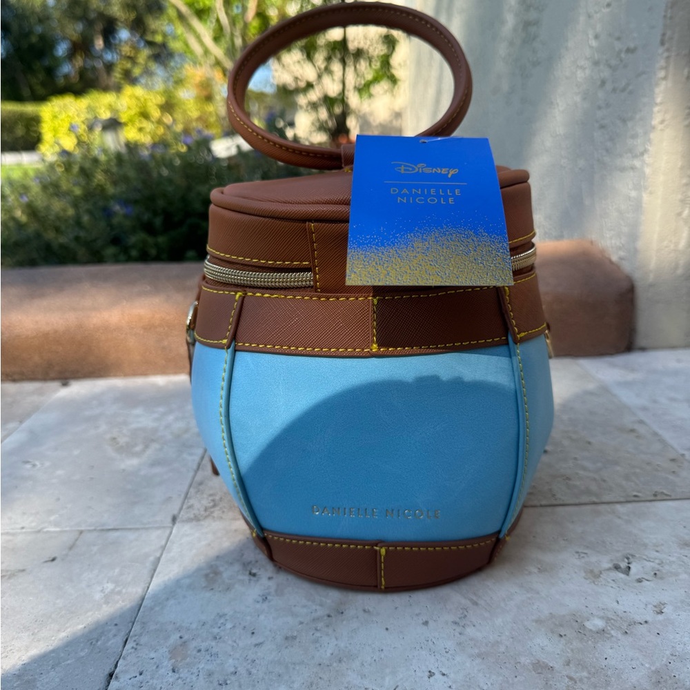 Winnie the Pooh Honey Pot Crossbody Bag  by Danielle Nicole Límited edition - Picture 5 of 5